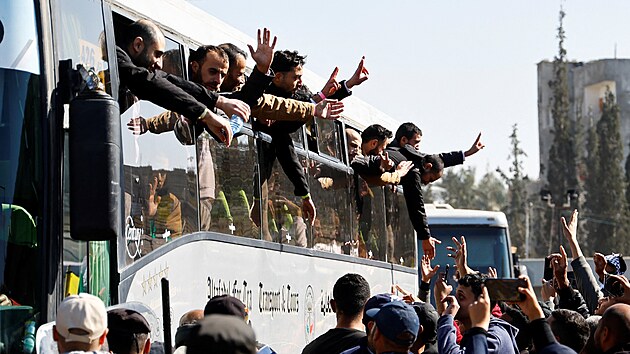 Propu�t�n� Palestinci se vrac� do vlasti po uvoln�n� Izraelem. (15. �nora 2025)