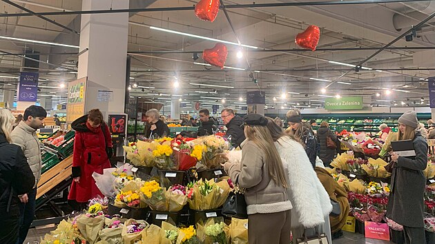 V pra�ských kv�tiná�stvích  se na svatého Valentýna tvo�í fronty. (14. února...