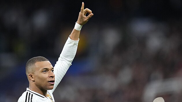 Kylian Mbappé ukazuje, kdo je hlavní hv�zdou utkání Realu se City.