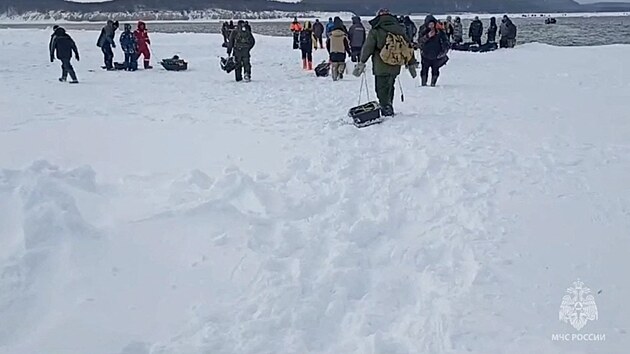 Ru�t� z�chran��i vyzvedli z ledov� kry v Ochotsk�m mo�i v�ech 139 ryb���, kte�� tam uv�zli. (12. �nora 2025)