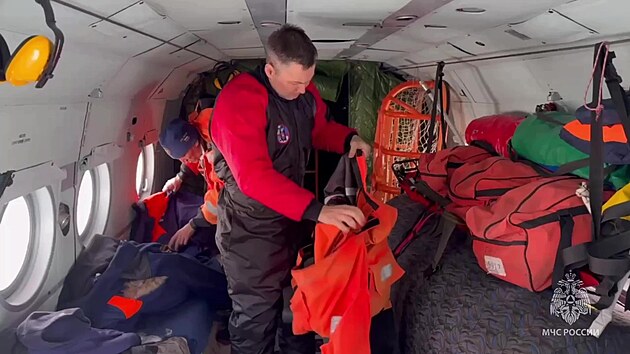 Ru�t� z�chran��i vyzvedli z ledov� kry v Ochotsk�m mo�i v�ech 139 ryb���, kte�� tam uv�zli. (12. �nora 2025)