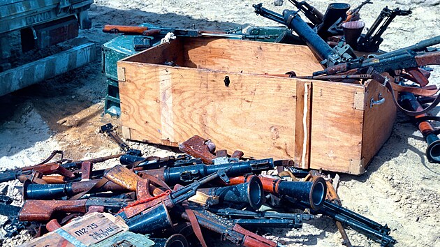Pokozen a oputn vozidla irckho vojenskho konvoje na nechvaln proslul dlnici smrti. Obraz zkzy se stal jednou z nejtemnjch kapitol prvn vlky v Perskm zlivu. (27. nora 1991)