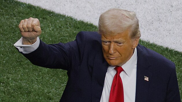 Donald Trump zdrav� fanou�ky p�ed za��tkem Super Bowlu.