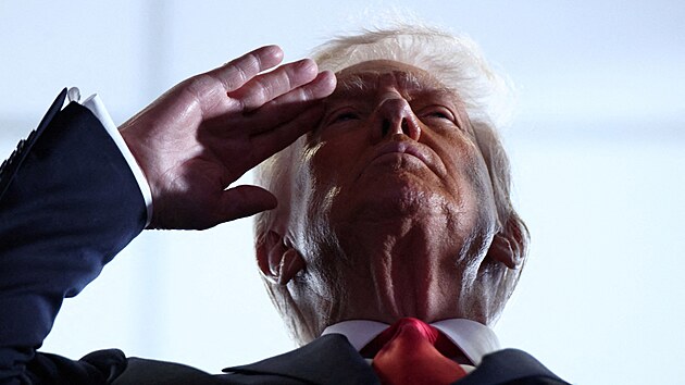Donald Trump salutuje p�ed Super Bowlem.