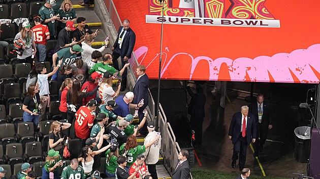 Donald Trump p�ich�z� na h�i�t� p�ed Super Bowlem.