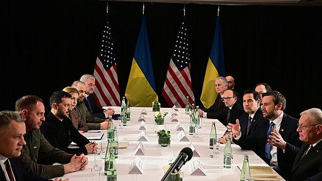 Ukrajinská delegace v čele s prezidentem Volodymyrem Zelenským (třetí zleva) jedná s Američany. Ty vedl viceprezident J. D. Vance. (druhý zprava, 14. února 2025)