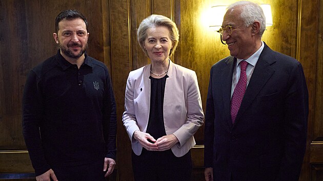 Ukrajinský prezident Volodymyr Zelenskyj, předsedkyně Evropské komise Ursula von der Leyenová a předseda Evropské rady António Costa (zleva, 14. února 2025)