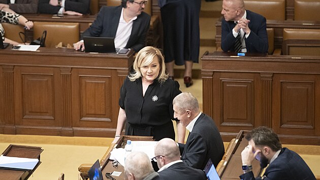 Pedseda ANO Andrej Babi a fka poslanc ANO Alena Schillerov pi mimodn schzi ke zven poplatk pro eskou televizi a esk rozhlas.(12. ledna 2025)