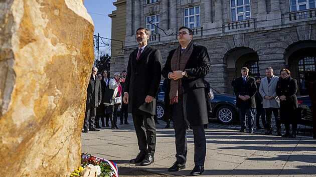 Ministr zahrani Jan Lipavsk a f slovensk diplomacie Juraj Blanr u pomnku obtem stelby FF Univerzity Karlovy