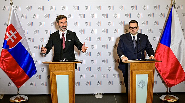 Ministr zahrani�� Jan Lipavsk� a ��f slovensk� diplomacie Juraj Blan�r