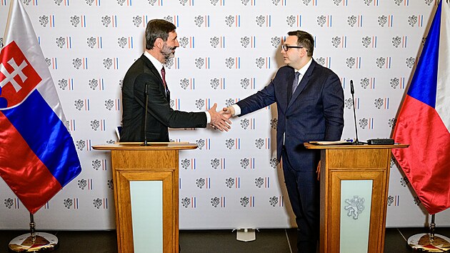 Ministr zahrani�� Jan Lipavsk� a ��f slovensk� diplomacie Juraj Blan�r