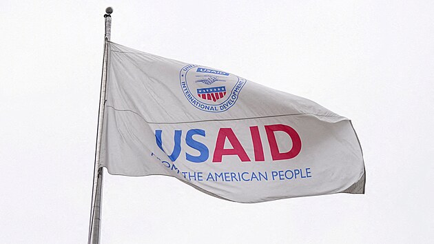 Ve vzduchu vlaje vlajka USAID. (12. �nora 2025)
