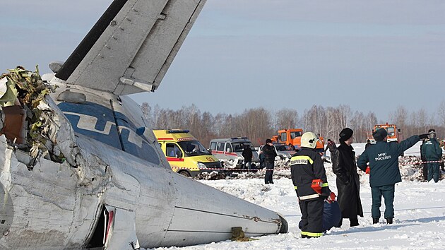 1081510 Russia, Tjumen. 04/02/2012 Workers of the Ministry of Emergency Situations carry out rescue operations on the site of the crash of an ATR 72 plane (UTair company) that fell shortly after takeoff from Tyumen's airport during a flight to Surgut on Monday. -,Image: 123886906, License: Rights-managed, Restrictions: Mandatory credit, Editors' note: THIS IMAGE IS PROVIDED BY RUSSIAN STATE-OWNED AGENCY SPUTNIK., Model Release: no, Credit line: - / Sputnik / Profimedia
