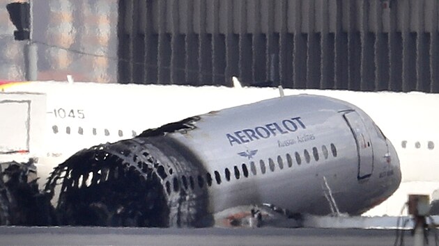 Suchoj Superjet 100 rusk� leteck� spole�nosti Aeroflot sed� na asfaltu po po��ru, kter� vypukl p�i p�ist�n� letadla na leti�ti �eremet�vo v Moskv�, Rusko, 6. kv�tna 2019