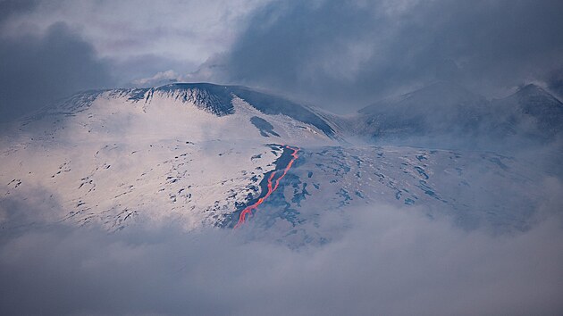 Sicilsk� sopka Etna bou�� a l�k� davy turist�. (17. �nora 2025)