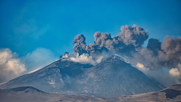 Sicilsk� sopka Etna bou�� a l�k� davy turist� (17. �nora 2025)