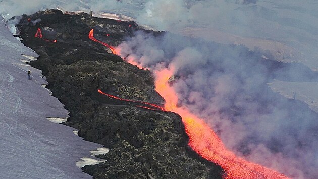 Sicilsk� sopka Etna bou�� a l�k� davy turist�. (14. �nora 2025)