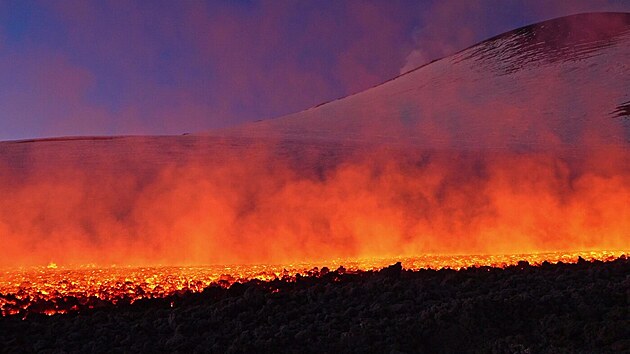 Sicilsk� sopka Etna bou�� a l�k� davy turist�. (14. �nora 2025)