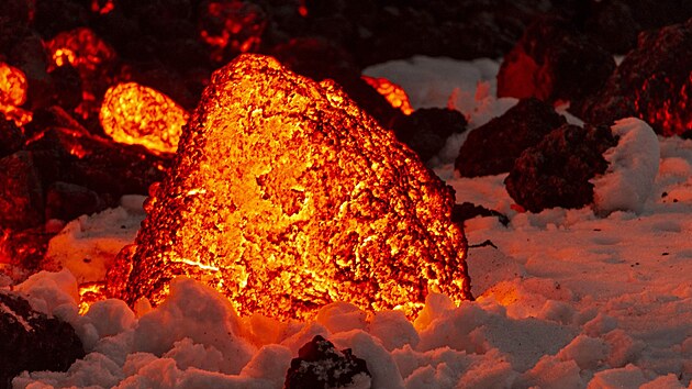 Sicilsk� sopka Etna bou�� a l�k� davy turist�. (14. �nora 2025)