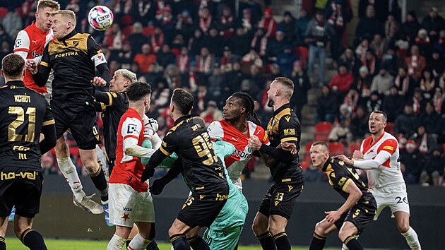 Ostravský branká� Dominik Holec padá po souboji se slávistou Igohem Ogbuem....