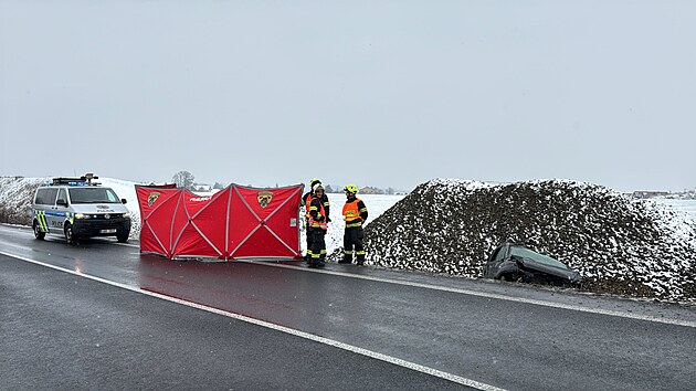 Na namrzl silnici havaroval dopoledne v obci Dobejovice v okrese Praha-vchod ve Stedoeskm kraji osobn automobil, kter pes svodidla vyletl do pkopu. idi nehodu nepeil. (12. nora 2025)