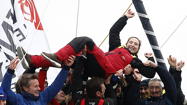 Francouzka Violette Dorangeov� se ve sv�ch 23 letech stala nejmlad�� ��astnic� z�vodu Vend�e Globe, kter� obeplula sv�t bez mezip�ist�n�. (9. �nora 2025)