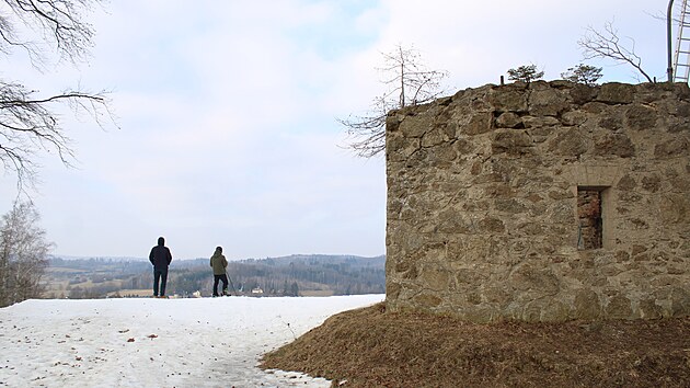 Z historicky druh� rozhledny, kter� na vrchu Rudn� u Jihlavy st�la od roku 1907, zbyl u sjezdovky na �acberku pouze kamenn� sokl. Zbytek v��kov� budovy v roce 1940 sho�el. U� 85 let se uva�uje o tom, �e Jihlava v t�chto m�stech postav� novou vyhl�dku.