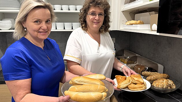 Po jihlavsk� nebo t�eb��sk� nemocnici zavedla samoobslu�n� bufetov� syst�m stravov�n� tak� pelh�imovsk� nemocnice na sv�m odd�len� �estined�l�.