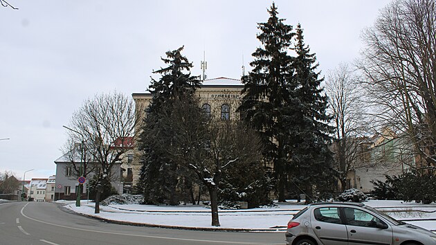 T�eb�� nech� prom�nit prostor p�ed zdej��m gymn�ziem. Ubude dl�d�n�, v�c prostoru dostane zele� v�etn� kv�tinov�ch z�hon�. Star� stromy nahrad� nov� v�sadba.