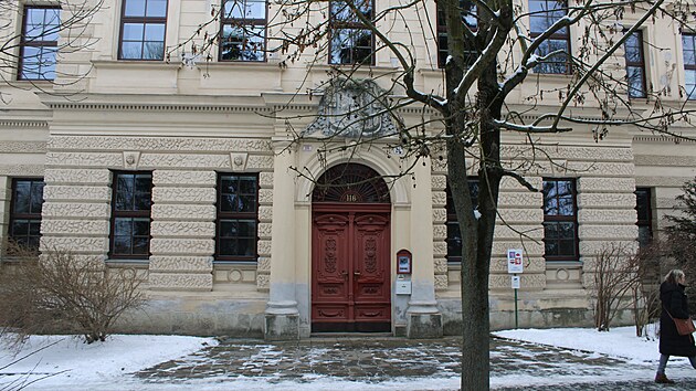 T�eb�� nech� prom�nit prostor p�ed zdej��m gymn�ziem. Ubude dl�d�n�, v�c prostoru dostane zele� v�etn� kv�tinov�ch z�hon�. Star� stromy nahrad� nov� v�sadba.