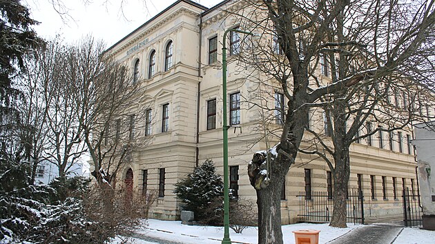 T�eb�� nech� prom�nit prostor p�ed zdej��m gymn�ziem. Ubude dl�d�n�, v�c prostoru dostane zele� v�etn� kv�tinov�ch z�hon�. Star� stromy nahrad� nov� v�sadba.