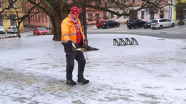 Jako sklo byly chodn�ky v Kamenici nad Lipou. Posyp technikou nebyl mo�n�, technick� �ety je musely kv�li siln� ledovce sypat manu�ln�. M�sto vyhl�silo kalamitn� stav.