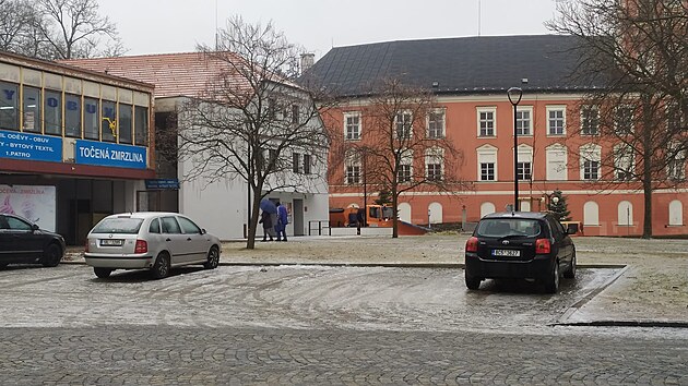Jako sklo byly chodnky v Kamenici nad Lipou. Posyp technikou nebyl mon, technick ety je musely kvli siln ledovce sypat manuln. Msto vyhlsilo kalamitn stav.