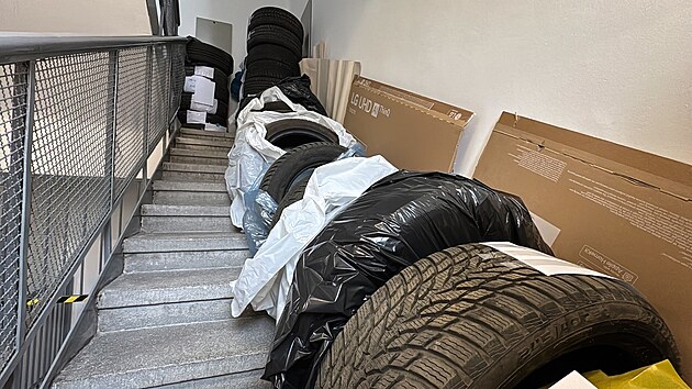 Pachatel mysln pokodil pneumatiky u celkem dvaapadesti vozidel.