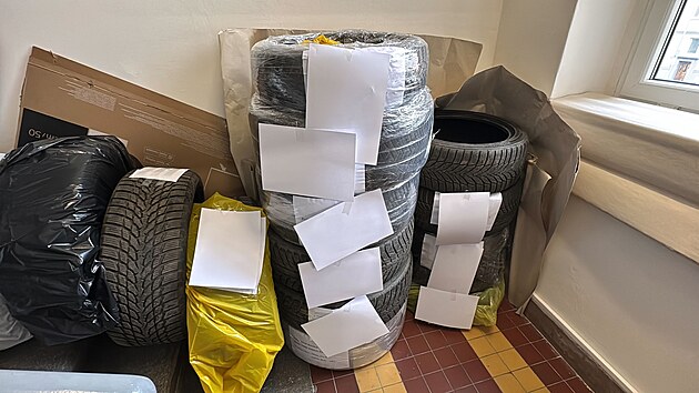 Pachatel mysln pokodil pneumatiky u celkem dvaapadesti vozidel.