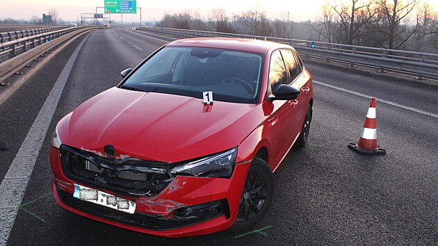 Po poheovanm zstalo havarovan auto na dlnici D1, ze kterho idi utekl.
