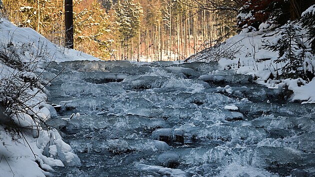 Mr�z pokryl ledem kask�du na Vese�ici v J�chymov�. (18. �nora 2025)