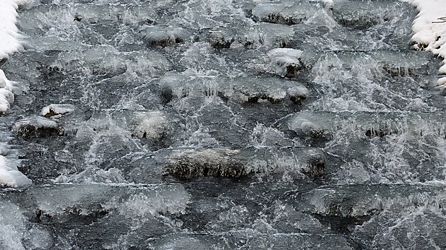 Zamrzl� koryto potoka v J�chymov�