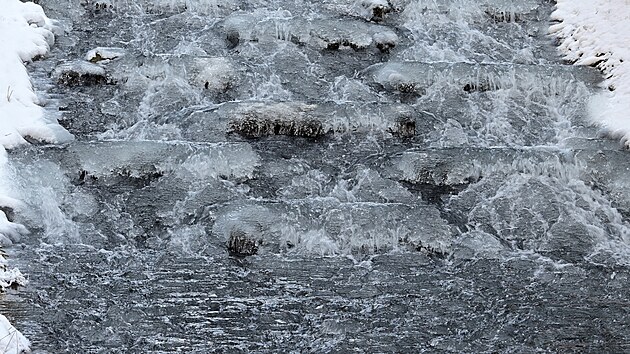 Zamrzl� koryto potoka v J�chymov�