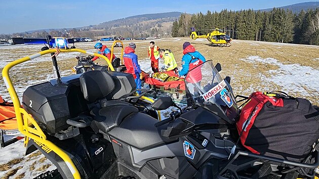 Pern� dv� hodiny za�ili o v�kendu v Bublav� z�chran��i Horsk� slu�by Kru�n� hory. Zasahovali hned u p�ti zran�n�ch.