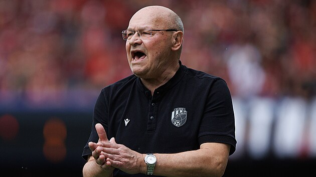 Plze�sk� tren�r Miroslav Koubek povzbuzuje sv� sv��ence v utk�n� proti Spart�.