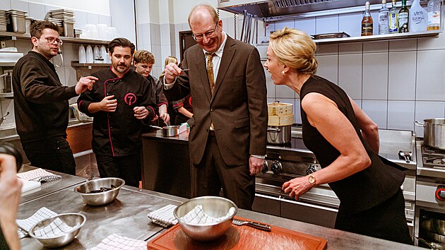 V nov komedii Kdy se zhasne reisra Andyho Fehu (zcela vlevo) hraje mimo jin Vojta Kotek (druh zleva), Martin Pechlt (druh zprava) i Petra Hebkov (vpravo).