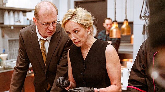 V nov komedii Kdy se zhasne hraje mimo jin Martin Pechlt i Petra Hebkov.