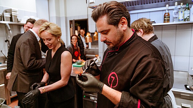 V nov komedii Kdy se zhasne hraje mimo jin Petra Hebkov i Vojta Kotek.