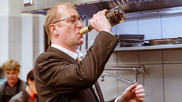 V nov komedii Kdy se zhasne hraje mimo jin Martin Pechlt.