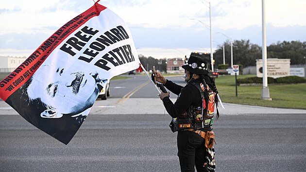 U v�znice nedaleko Orlanda, odkud Leonarda Peltiera propustili, se shromá�dila...