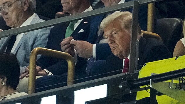 Donald Trump jako prvn� prezident v historii nav�t�vil fin�le Super Bowlu. (9. �nora 2025)