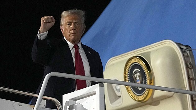 Donald Trump jako prvn� prezident v historii nav�t�vil fin�le Super Bowlu. (9. �nora 2025)