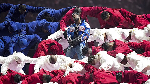 Kendrick Lamar bhem svho poloasovho vystoupen na Super Bowlu v New Orleans