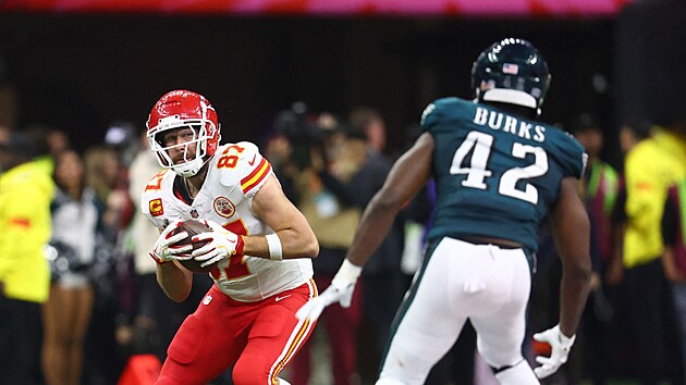 Travis Kelce (87) z Kansas City Chiefs zachytv m v souboji s Philadelphia Eagles, brn ho Oren Burks (42).